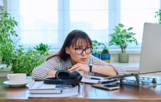 viralmd-Surviving-Your-Job-How-To-Combat-Back-Pain-From-Sitting-At-A-Desk-All-Day